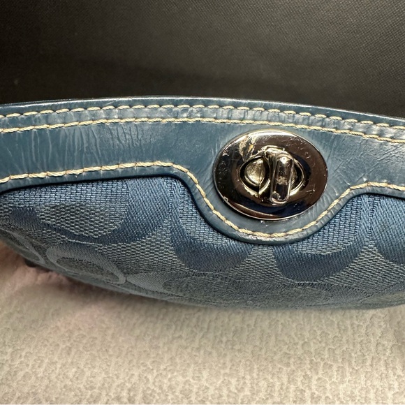 Y2K Coach Blue signature Turnlock wristlet - Picture 8 of 13